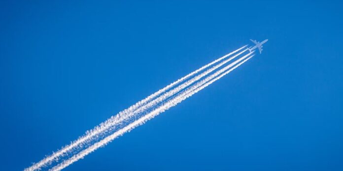 Why do planes leave white trails behind them-min