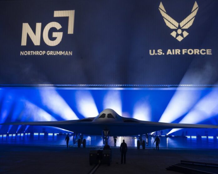 Northrop Grumman ve USAF, ilk B-21 Raider bombardıman uçağını tanıttı